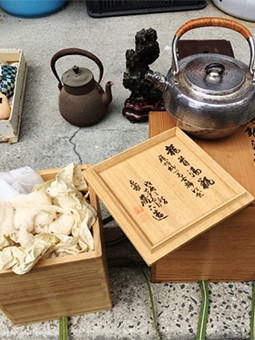 宇和島にて　煎茶の純銀瓶　甲冑　中国大壷　など買い取らせて頂きました。